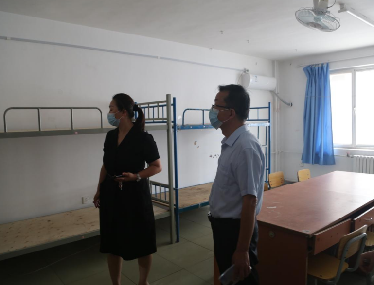 新生报到前校领导深入一线检查宿舍 新生报到前校领导深入一线检查宿舍