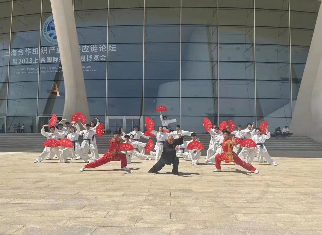 “走读中国”外国媒体青岛行活动启动仪式——我校社体学子出演三铺龙拳节目 “走读中国”外国媒体青岛行活动启动仪式——我校社体学子出演三铺龙拳节目