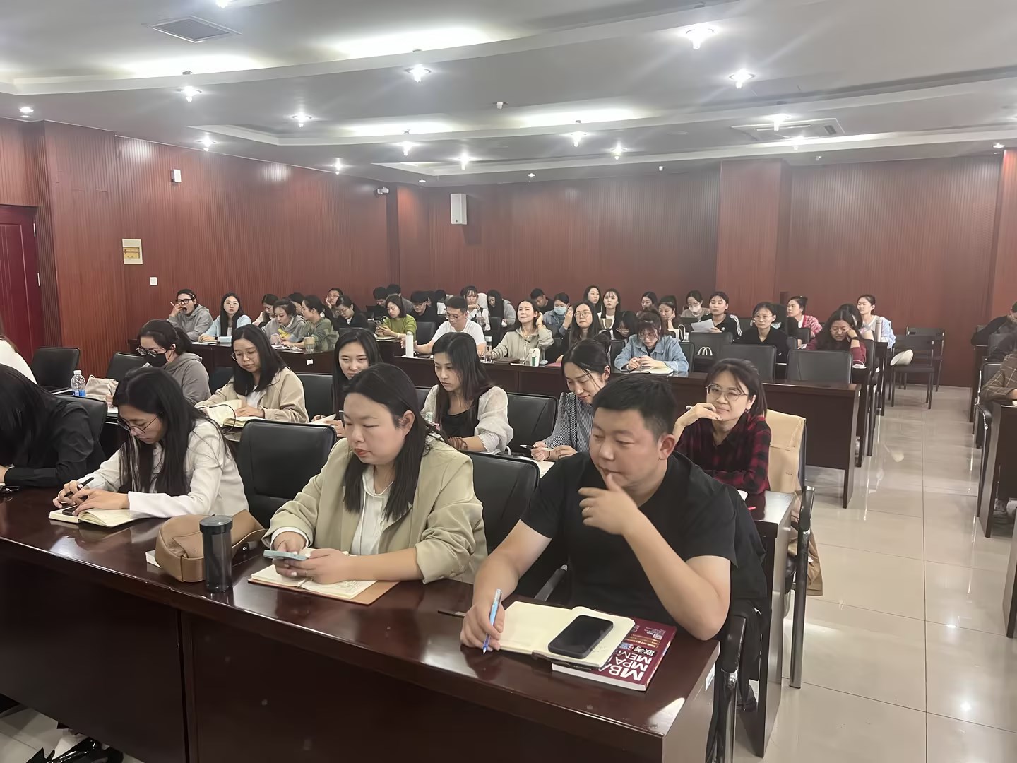 学生工作部召开2023-2024学年第一学期第三次全体辅导员工作会议 学生工作部召开2023-2024学年第一学期第三次全体辅导员工作会议