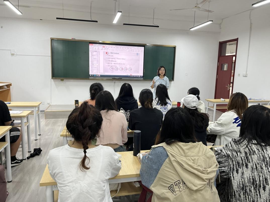 新学期第一天学校各级领导深入课堂听课 新学期第一天学校各级领导深入课堂听课