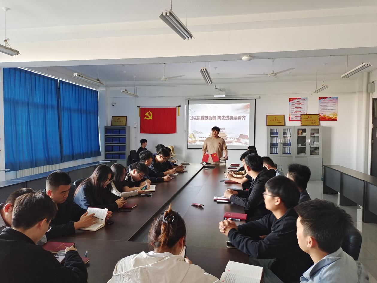 以先进模范为镜 向先进典型看齐 ——信息工程学院学生党支部开展主题党日活动 以先进模范为镜 向先进典型看齐 ——信息工程学院学生党支部开展主题党日活动