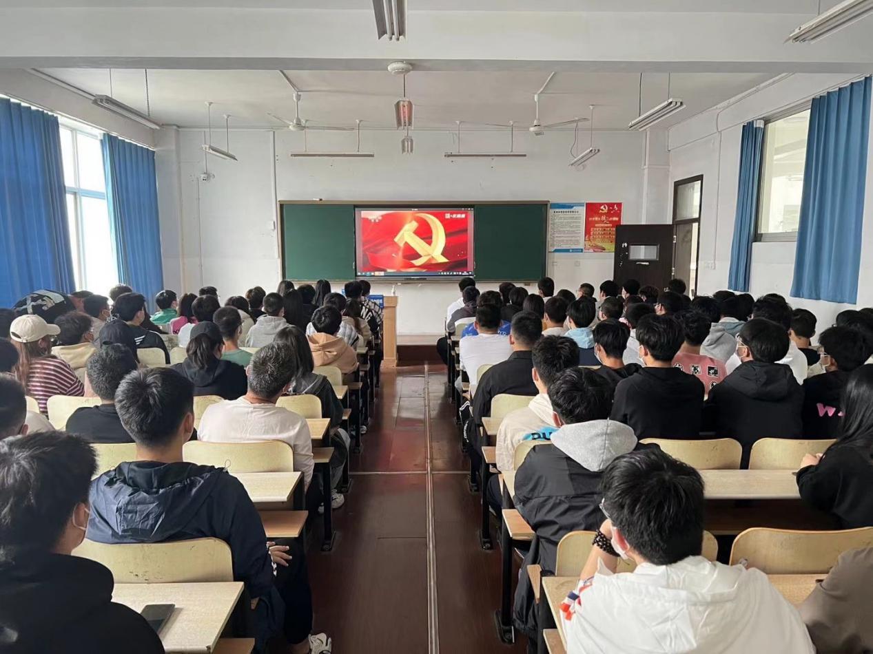 开云电竞网站集中组织全校师生收听收看党的二十大开幕盛况 开云电竞网站集中组织全校师生收听收看党的二十大开幕盛况