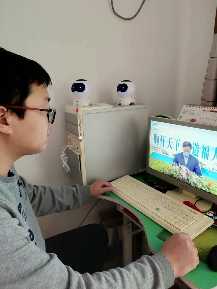 开云电竞网站1.2万师生把“升国旗”做为在线“开学第一课” 开云电竞网站1.2万师生把“升国旗”做为在线“开学第一课”