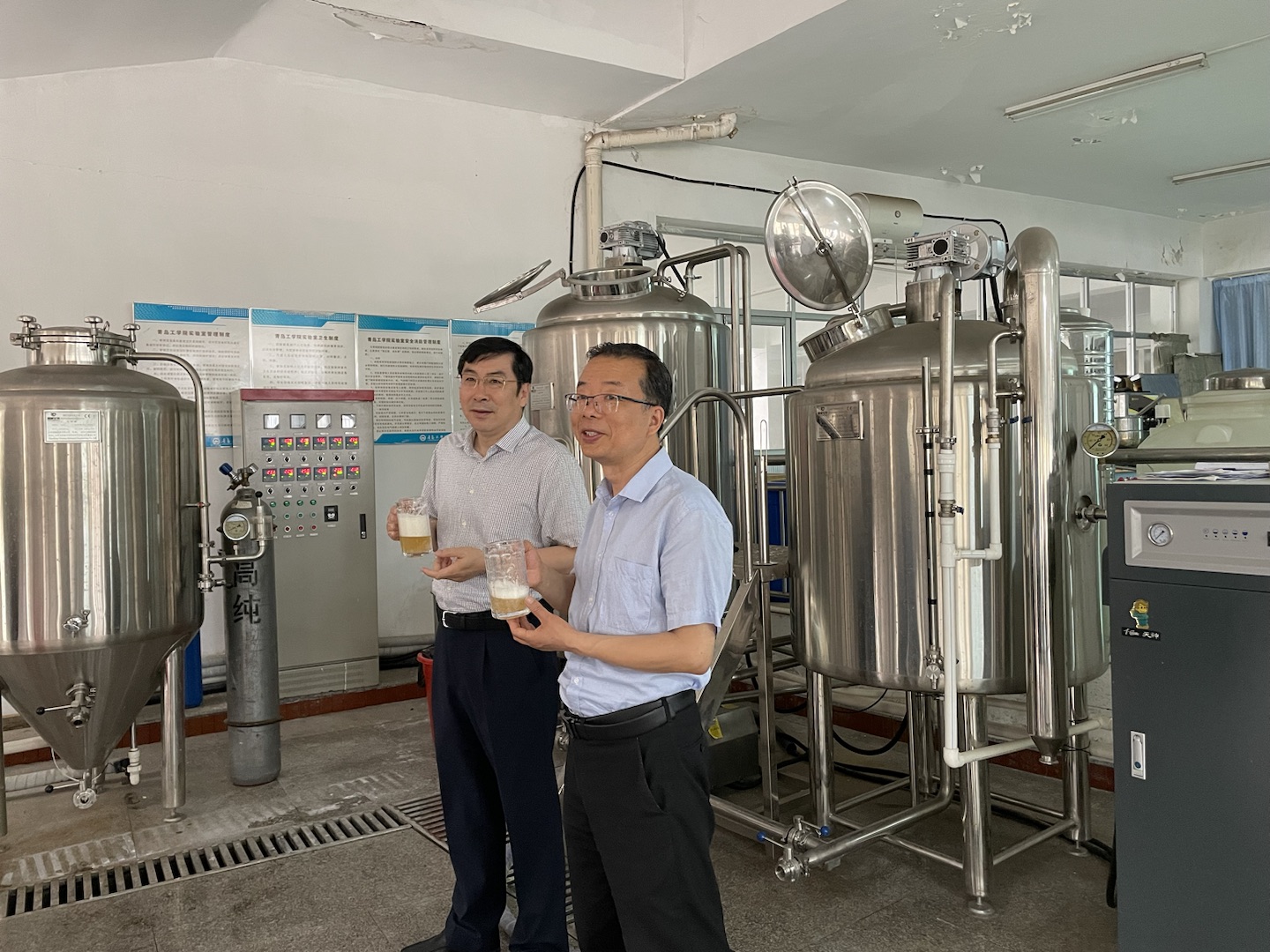 校领导视察食品工程学院精酿酒发酵系统 校领导视察食品工程学院精酿酒发酵系统