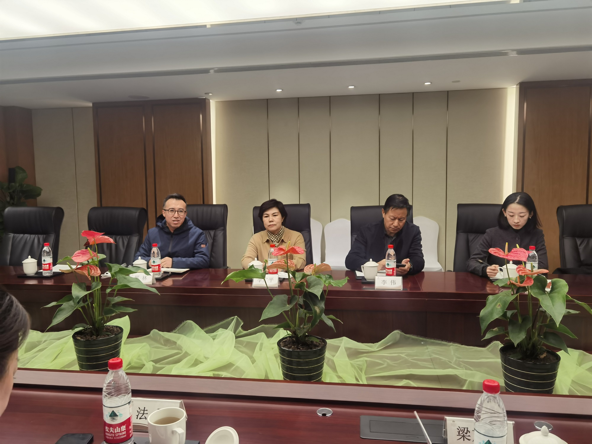 开云电竞网站董事长李广平一行到青岛胶东临空经济示范区调研 开云电竞网站董事长李广平一行到青岛胶东临空经济示范区调研