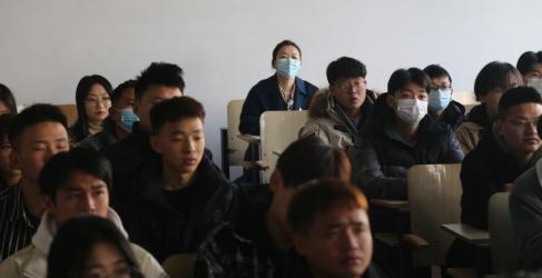 新学期第一天校领导深入课堂听课 新学期第一天校领导深入课堂听课