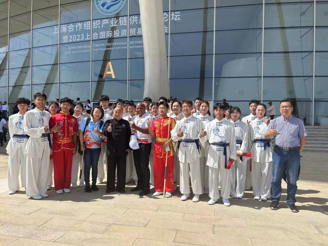 “走读中国”外国媒体青岛行活动启动仪式——我校社体学子出演三铺龙拳节目 “走读中国”外国媒体青岛行活动启动仪式——我校社体学子出演三铺龙拳节目