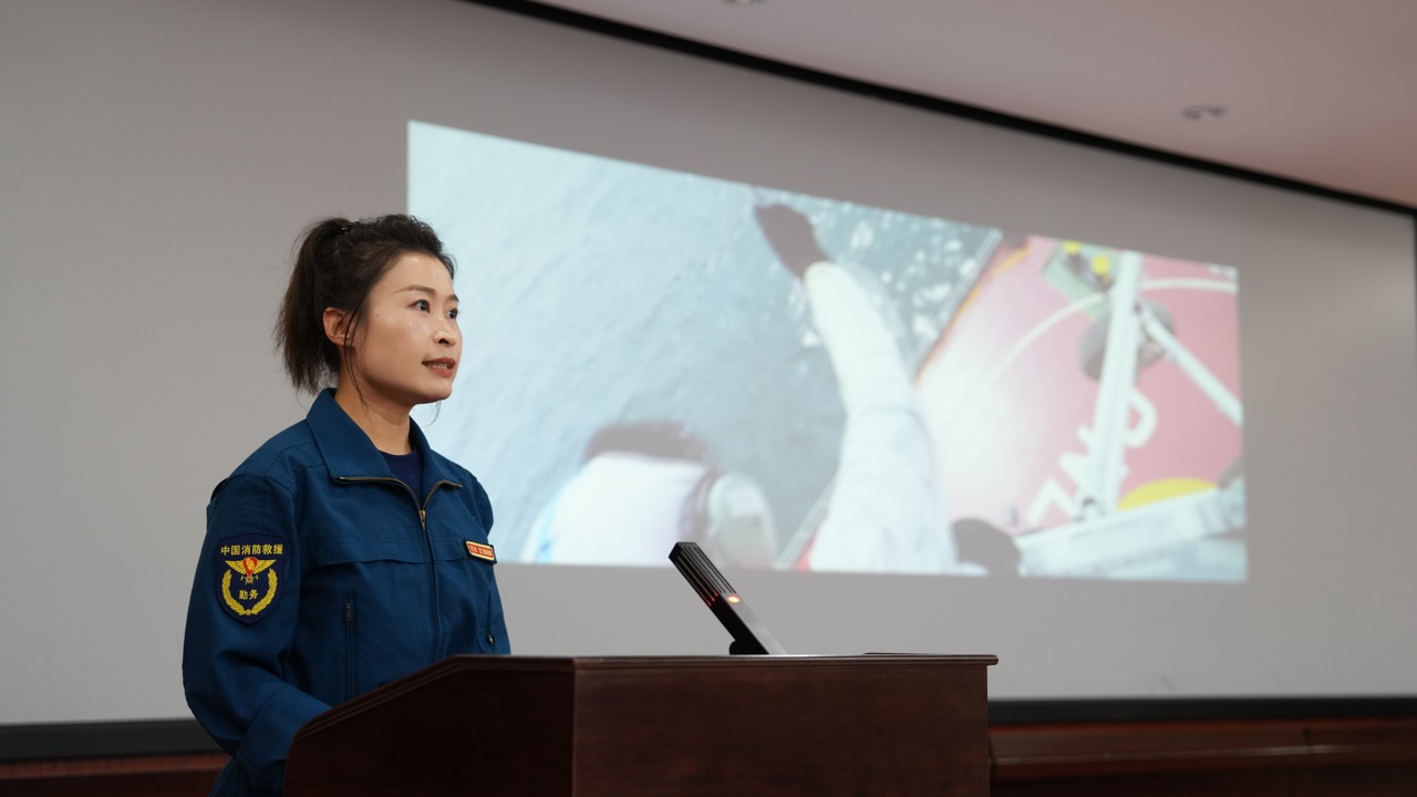 讲好新时代“大思政课”, 提升思政课教师“宣讲力” ——“中国梦·新时代·新使命”青岛市百姓宣讲团暨“学习强国”名师团走进开云电竞网站 讲好新时代“大思政课”, 提升思政课教师“宣讲力” ——“中国梦·新时代·新使命”青岛市百姓宣讲团暨“学习强国”名师团走进开云电竞网站