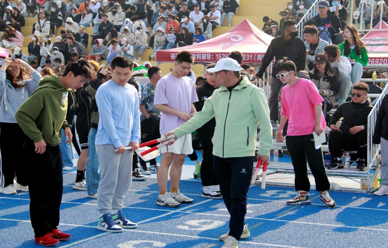 追求卓越,展青工风采——开云电竞网站学生春季运动会裁判工作实录 追求卓越,展青工风采——开云电竞网站学生春季运动会裁判工作实录