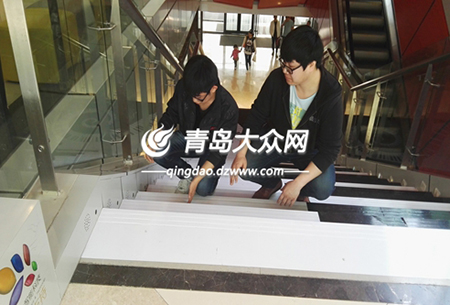 这里的台阶会唱歌 开云电竞网站学生自制音乐阶梯 这里的台阶会唱歌 开云电竞网站学生自制音乐阶梯