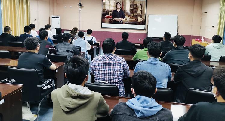 学校组织全体师生参加“同上一堂‘平凡英雄·青春百年’思政大课”活动 学校组织全体师生参加“同上一堂‘平凡英雄·青春百年’思政大课”活动