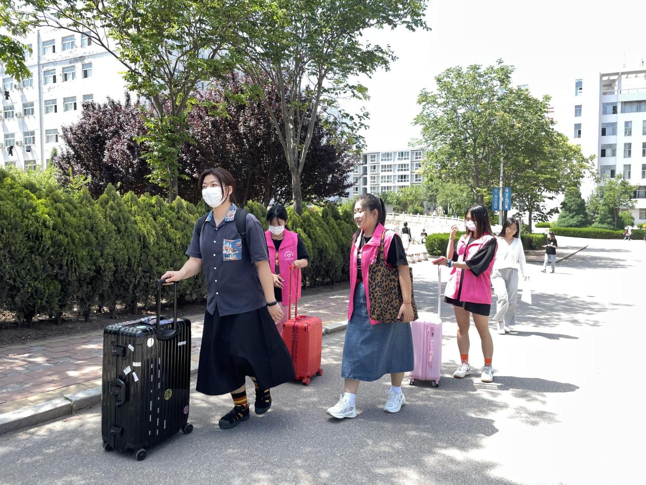 党员助力毕业季,暖心服务办实事—外语学院开展 “毕业季--暖心服务行”活动 党员助力毕业季,暖心服务办实事—外语学院开展 “毕业季--暖心服务行”活动