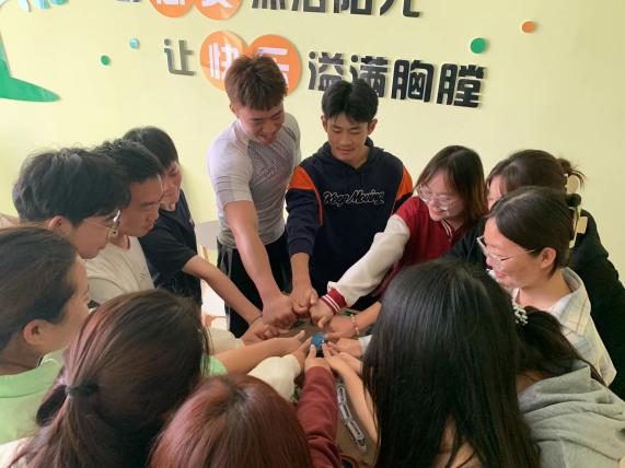 让心灵沐浴阳光——向阳花心理工作室团体沙盘游戏活动顺利进行 让心灵沐浴阳光——向阳花心理工作室团体沙盘游戏活动顺利进行