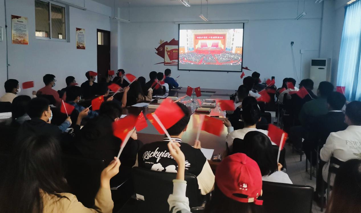 开云电竞网站集中组织全校师生收听收看党的二十大开幕盛况 开云电竞网站集中组织全校师生收听收看党的二十大开幕盛况