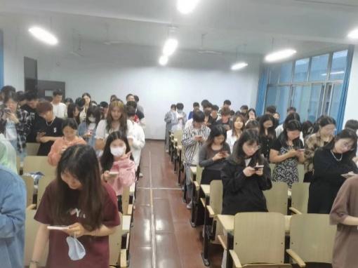 让选修课的学生“抬起头” 让选修课的学生“抬起头”