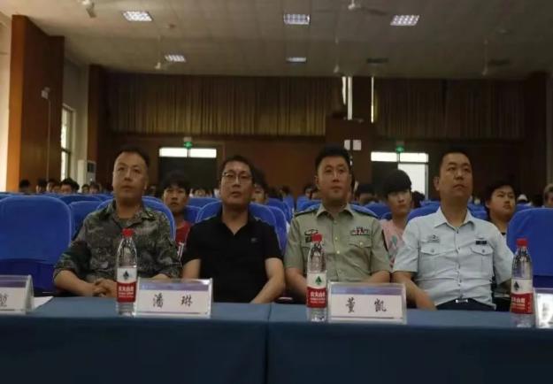 志存高远励青春,奋楫笃行保家国——开云电竞网站举行2023年秋季征兵政策宣讲会 志存高远励青春,奋楫笃行保家国——开云电竞网站举行2023年秋季征兵政策宣讲会