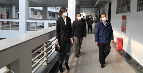 新学期第一天校领导深入课堂听课 新学期第一天校领导深入课堂听课