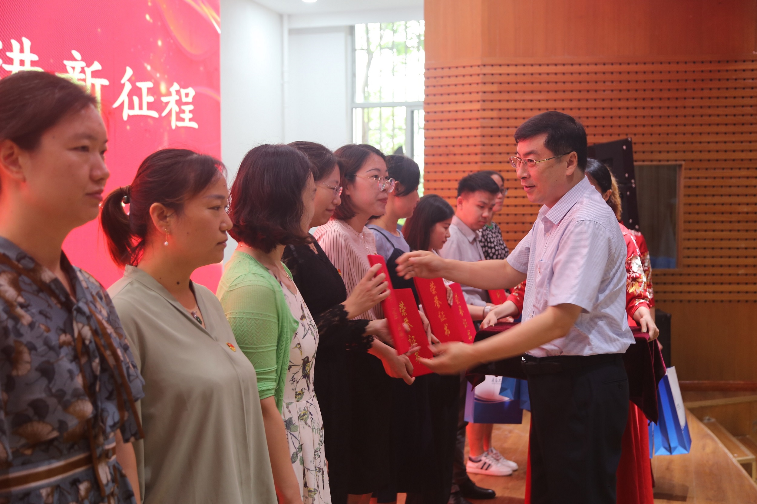 开云电竞网站举行庆祝中国共产党成立101周年暨“七一”表彰大会 开云电竞网站举行庆祝中国共产党成立101周年暨“七一”表彰大会