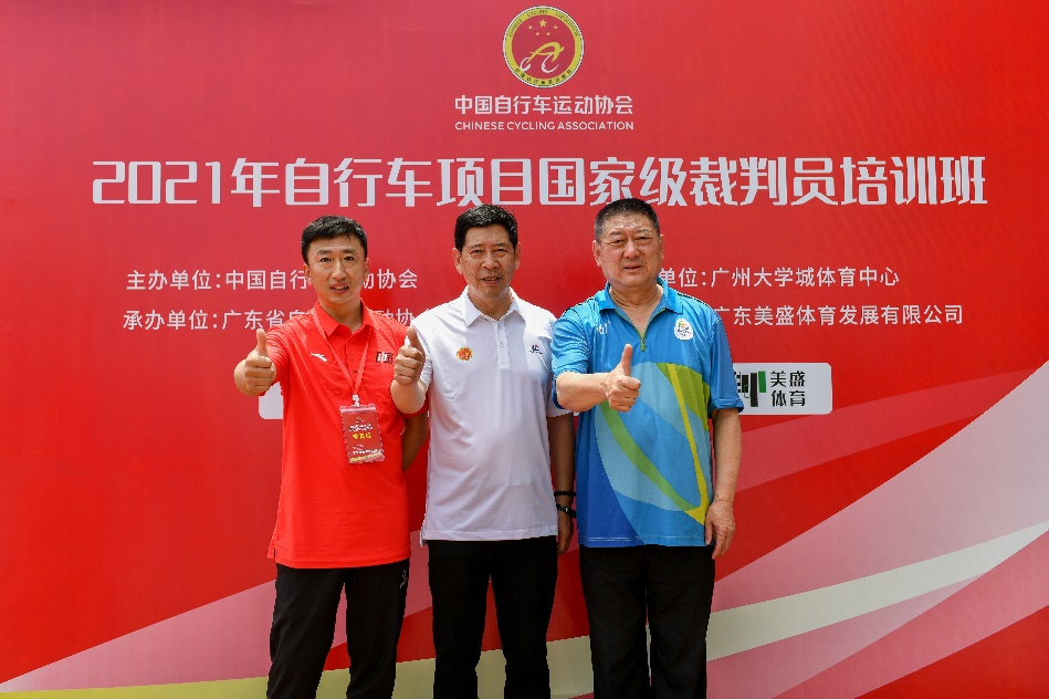 喜报!我校教师杨涛荣获自行车项目国家级裁判员称号,成为青岛市首位自行车项目国家级裁判 喜报!我校教师杨涛荣获自行车项目国家级裁判员称号,成为青岛市首位自行车项目国家级裁判