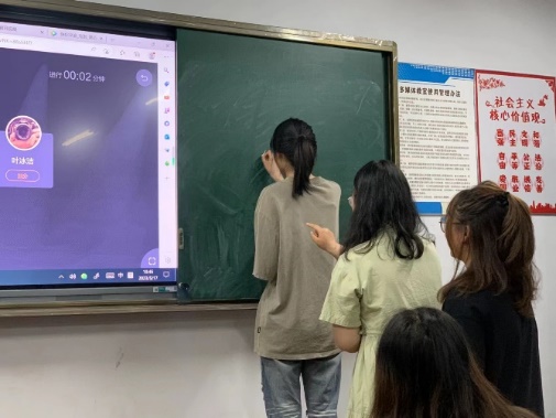 让选修课的学生“抬起头” 让选修课的学生“抬起头”