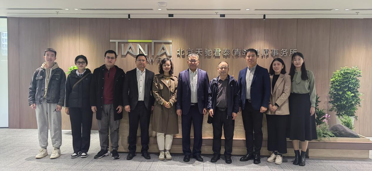 我校与北京天驰君泰(青岛)律师事务所开展校企合作交流 我校与北京天驰君泰(青岛)律师事务所开展校企合作交流
