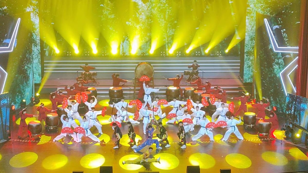 青春誓言中国梦“五四”青年节青岛高校大学生文艺汇演——我校社体学子出演《鼓舞天下》节目 青春誓言中国梦“五四”青年节青岛高校大学生文艺汇演——我校社体学子出演《鼓舞天下》节目