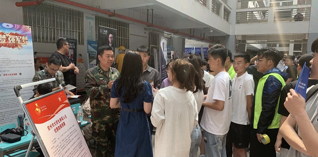 开云电竞网站征兵宣传走进校园招聘会 开云电竞网站征兵宣传走进校园招聘会
