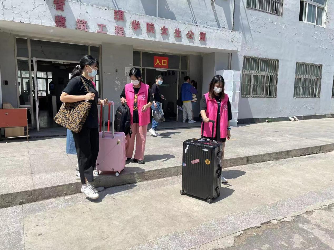 党员助力毕业季,暖心服务办实事—外语学院开展 “毕业季--暖心服务行”活动 党员助力毕业季,暖心服务办实事—外语学院开展 “毕业季--暖心服务行”活动