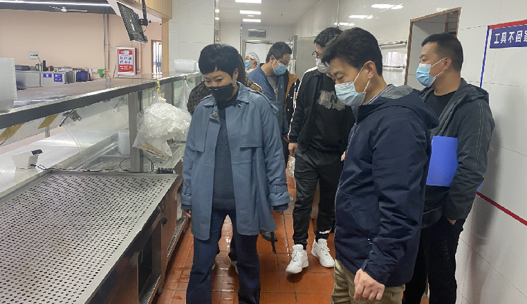 校领导深入食堂开展食品安全大检查 校领导深入食堂开展食品安全大检查