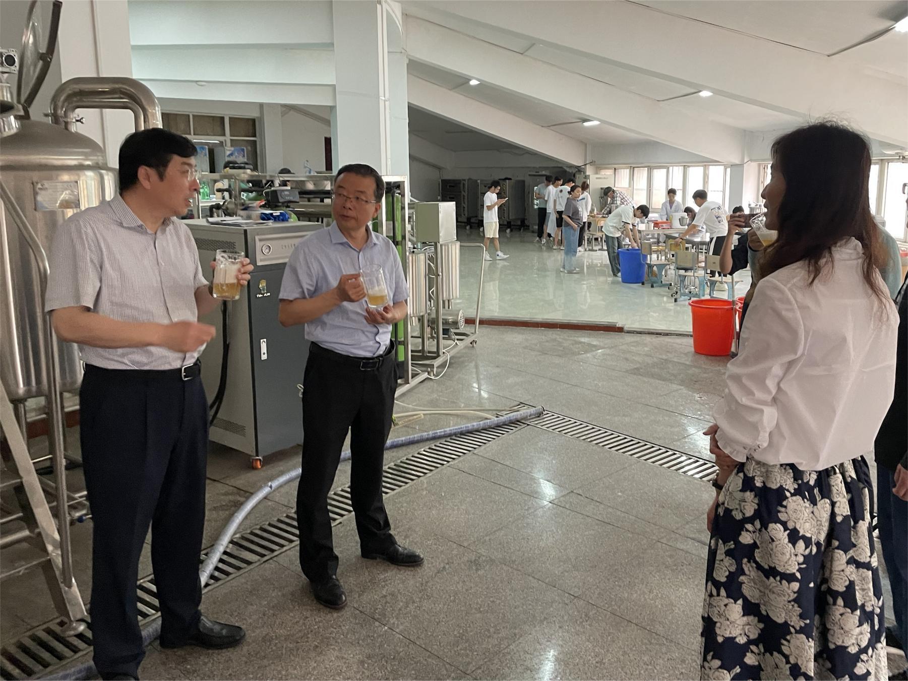 校领导视察食品工程学院精酿酒发酵系统 校领导视察食品工程学院精酿酒发酵系统