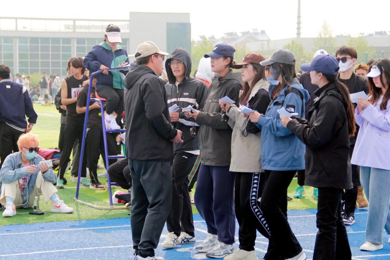 追求卓越,展青工风采——开云电竞网站学生春季运动会裁判工作实录 追求卓越,展青工风采——开云电竞网站学生春季运动会裁判工作实录