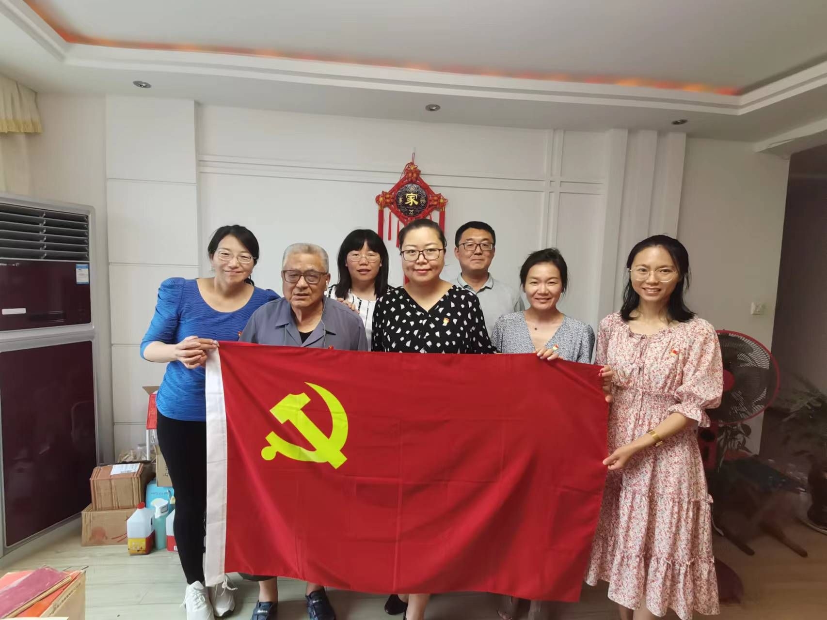 七一慰问党情浓,不忘初心传薪火——外语学院开展慰问老党员活动 七一慰问党情浓,不忘初心传薪火——外语学院开展慰问老党员活动