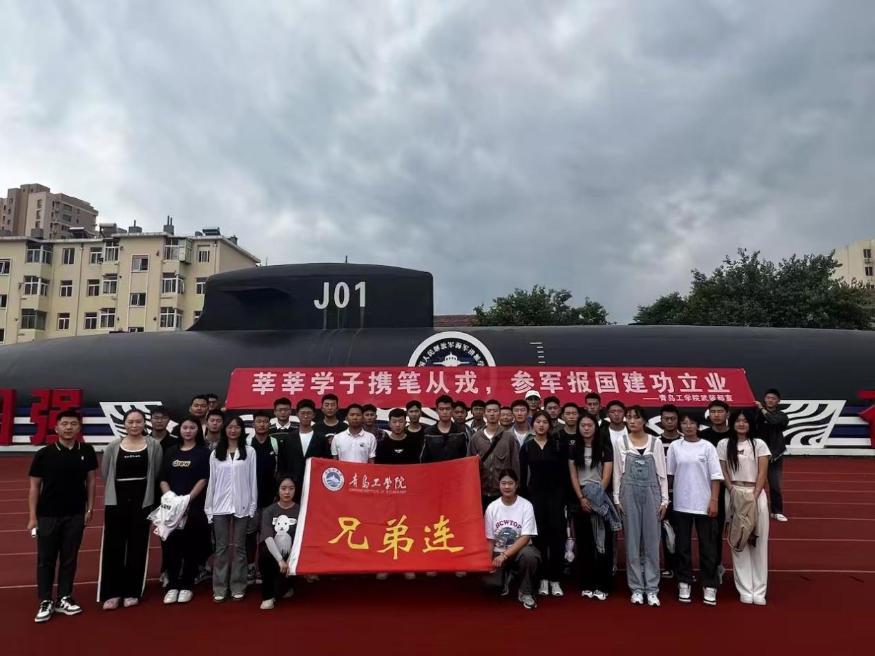 我校组织有入伍意愿学生到军营参观学习 我校组织有入伍意愿学生到军营参观学习